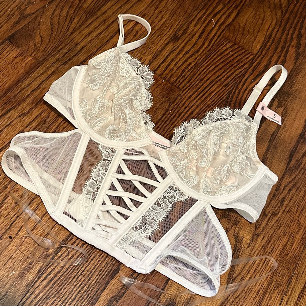 BEAUTIFUL Victoria’s Secret white corset-NEVER WORN,